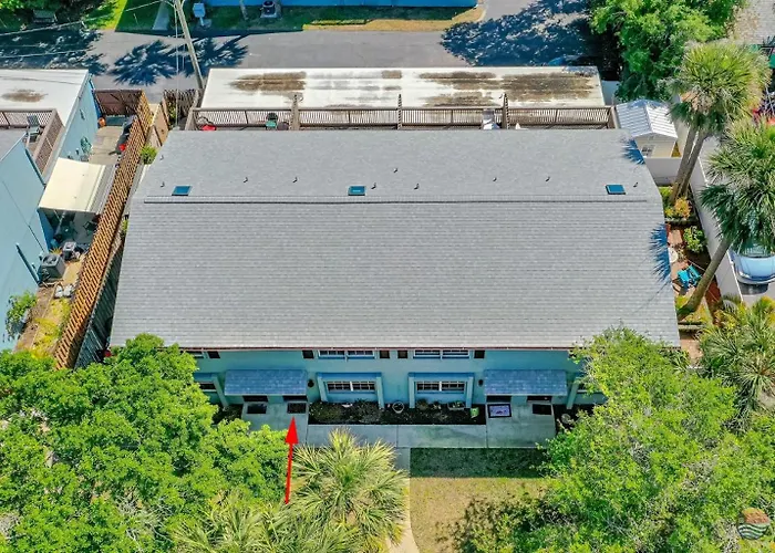 Steps From Flagler Avenue! Charming Home With Private Garage And Full Kitchen!